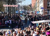 Roesnmontagszug_2025-03-03_001 Der Rosenmontag 2025 - Um 9:00 Uhr wird Prinz Holger II. mit Böllerschüssen vor dem IntercityHotel geweckt. Danach geht es dann zum Prinzenfrühstück zum OB...