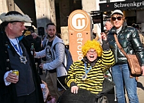 Roesnmontagszug_2025-03-03_005 Der Rosenmontag 2025 - Um 9:00 Uhr wird Prinz Holger II. mit Böllerschüssen vor dem IntercityHotel geweckt. Danach geht es dann zum Prinzenfrühstück zum OB...