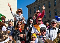 Roesnmontagszug_2025-03-03_013 Der Rosenmontag 2025 - Um 9:00 Uhr wird Prinz Holger II. mit Böllerschüssen vor dem IntercityHotel geweckt. Danach geht es dann zum Prinzenfrühstück zum OB...